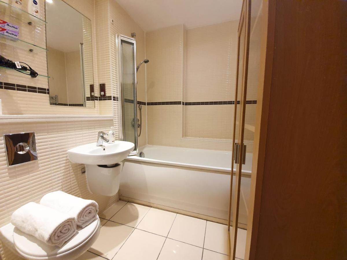 Livestay-modern 3 Bed Apt On 8th Floor With Amazing Views * Londra